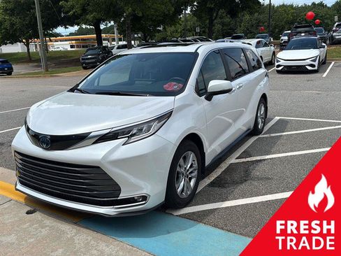 Used 2025 Toyota Sienna Limited FWD image 1