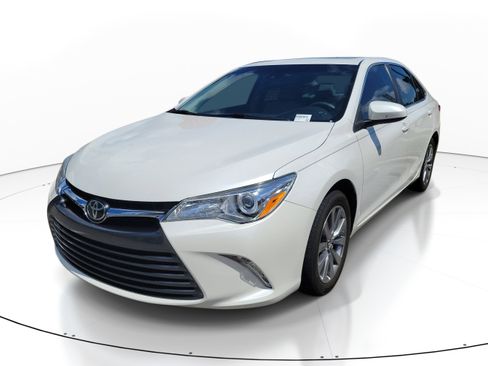 Used 2017 Toyota Camry XLE w/ Moonroof Package FWD image 3