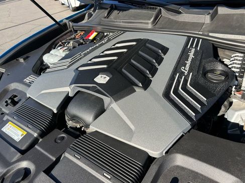 Used 2020 Lamborghini Urus Base image 24
