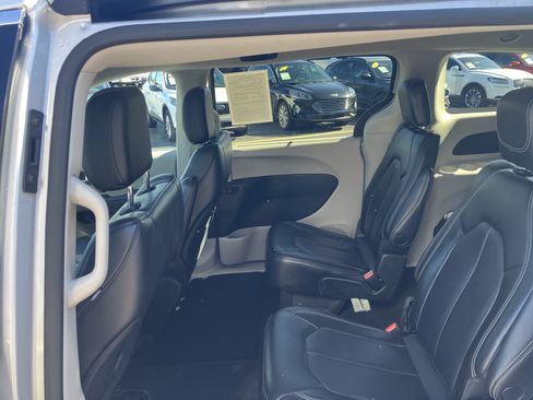 Used 2023 Chrysler Pacifica Touring-L FWD image 15