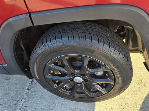 Used 2015 Jeep Cherokee Latitude image 5