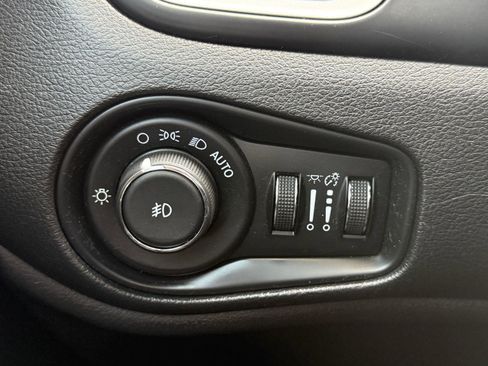 Used 2018 Jeep Renegade Latitude FWD image 23