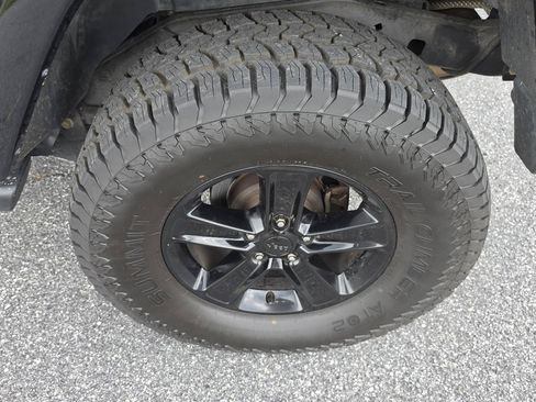 Used 2015 Jeep Wrangler Unlimited Sahara w/ Connectivity Group AWD/4WD image 7