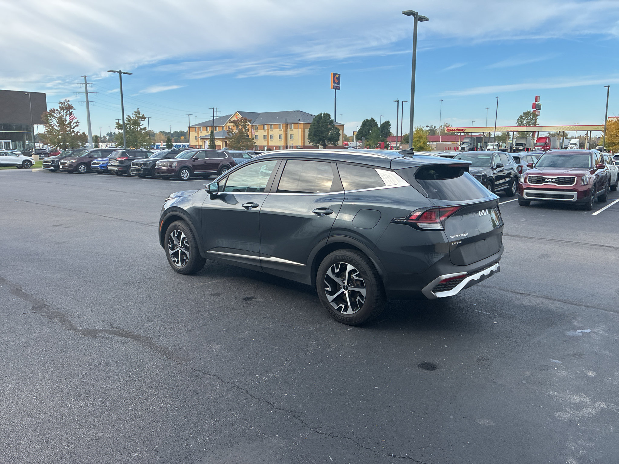 Used 2023 Kia Sportage EX AWD/4WD image 5