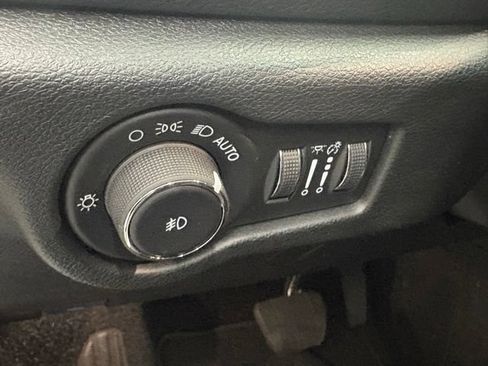 Used 2026 Chrysler Pacifica Limited FWD image 16