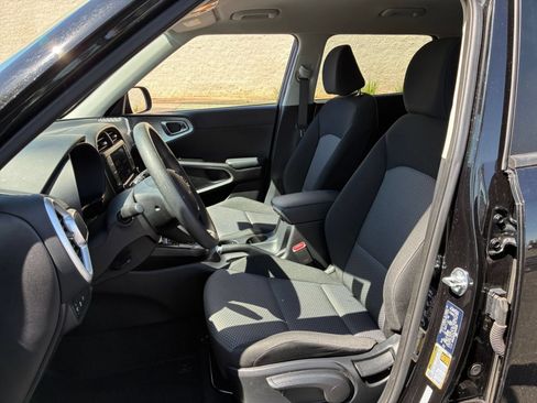 Used 2025 Kia Soul LX w/ LX Technology Package FWD image 24