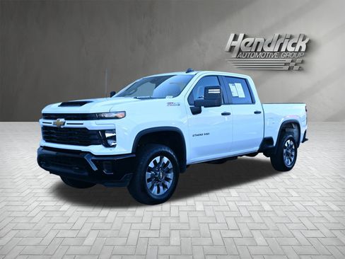 Used 2025 Chevrolet Silverado 2500 Custom w/ Custom Value Package image 5