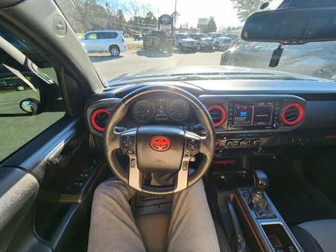 Used 2022 Toyota Tacoma TRD Off-Road image 14
