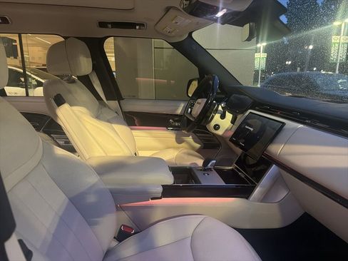 Used 2025 Land Rover Range Rover SE image 4