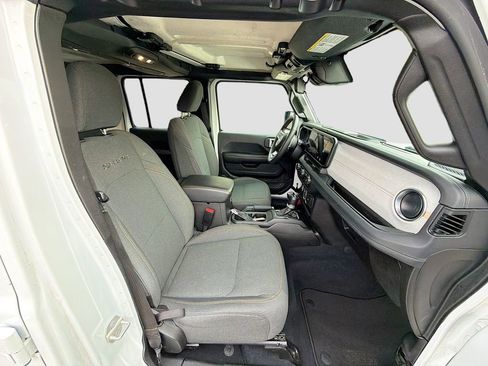 Used 2024 Jeep Wrangler Sahara image 15