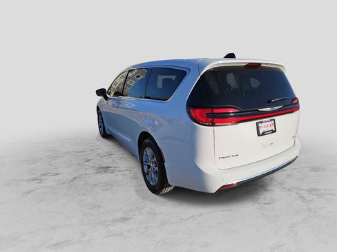 Used 2024 Chrysler Pacifica Touring-L image 6