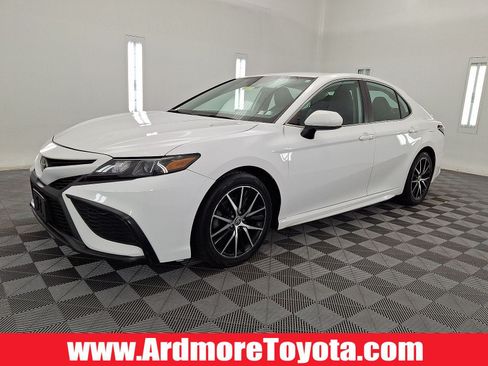 Used 2021 Toyota Camry SE FWD image 1