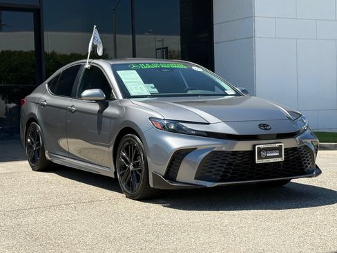 Used 2025 Toyota Camry SE FWD image 8