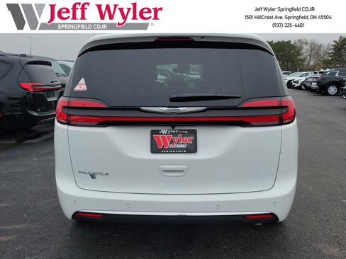 New 2026 Chrysler Pacifica Select image 4