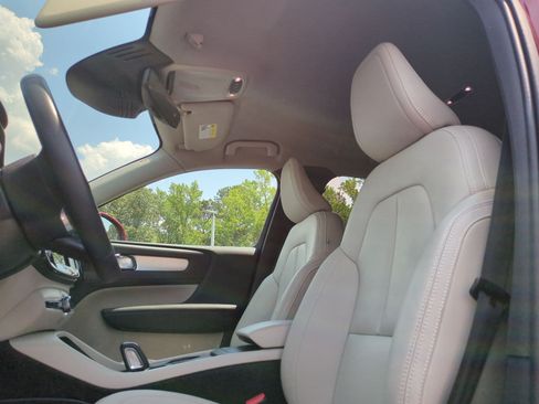 Used 2019 Volvo XC40 T4 Momentum FWD image 16