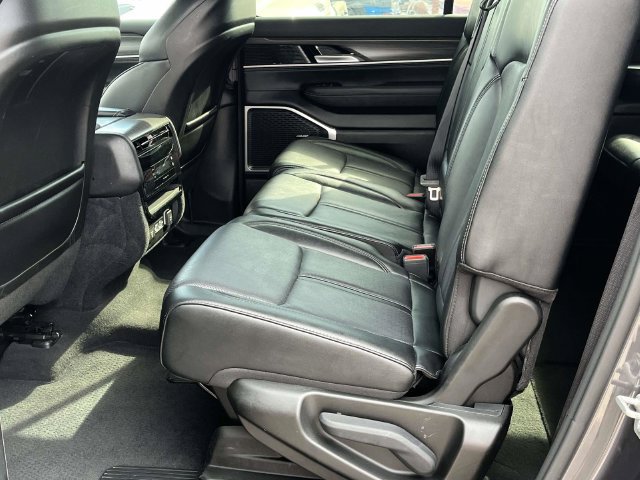Used 2024 Jeep Wagoneer L Series II w/ Flexible Seating Group AWD/4WD image 15