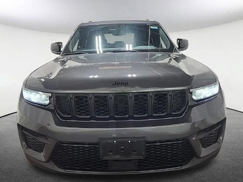 Used 2023 Jeep Grand Cherokee Altitude AWD/4WD image 2