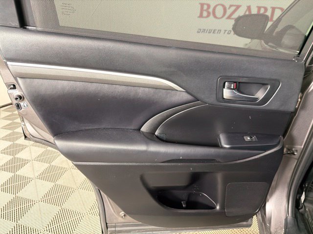 Used 2019 Toyota Highlander SE FWD image 28