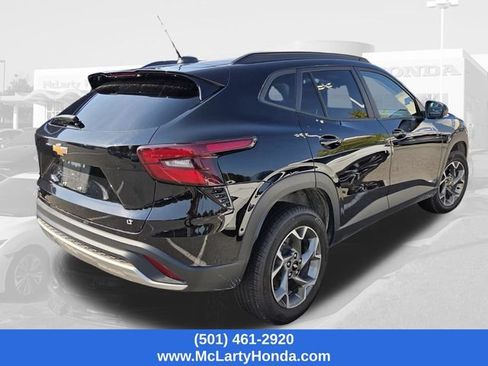 Used 2025 Chevrolet Trax LT FWD image 3