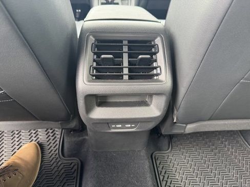 Used 2025 Volkswagen Tiguan SE AWD/4WD image 17