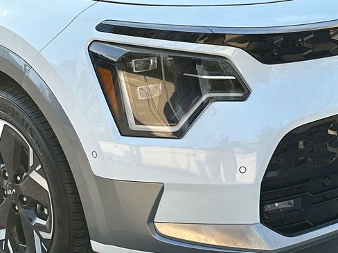 Certified 2023 Kia Niro Wave w/ Wave Preserve Package FWD image 11