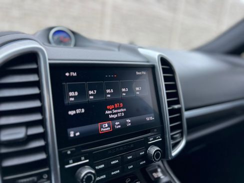 Used 2017 Porsche Cayenne Platinum Edition w/ Premium Package (PJV) image 20