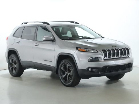 Used 2016 Jeep Cherokee High Altitude w/ Luxury Group AWD/4WD image 9