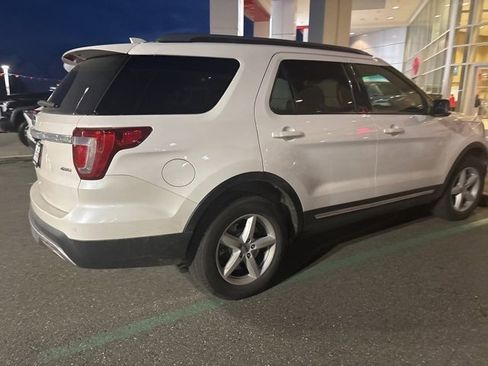 Used 2017 Ford Explorer XLT w/ Equipment Group 202A image 10