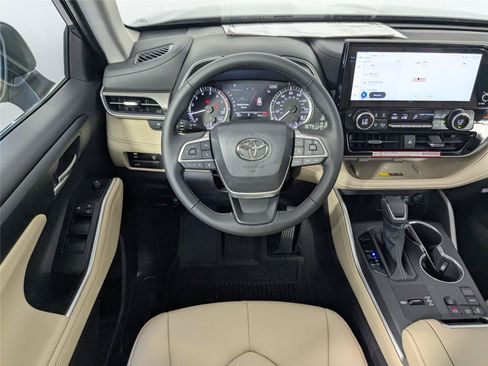 Used 2025 Toyota Highlander XLE FWD image 8