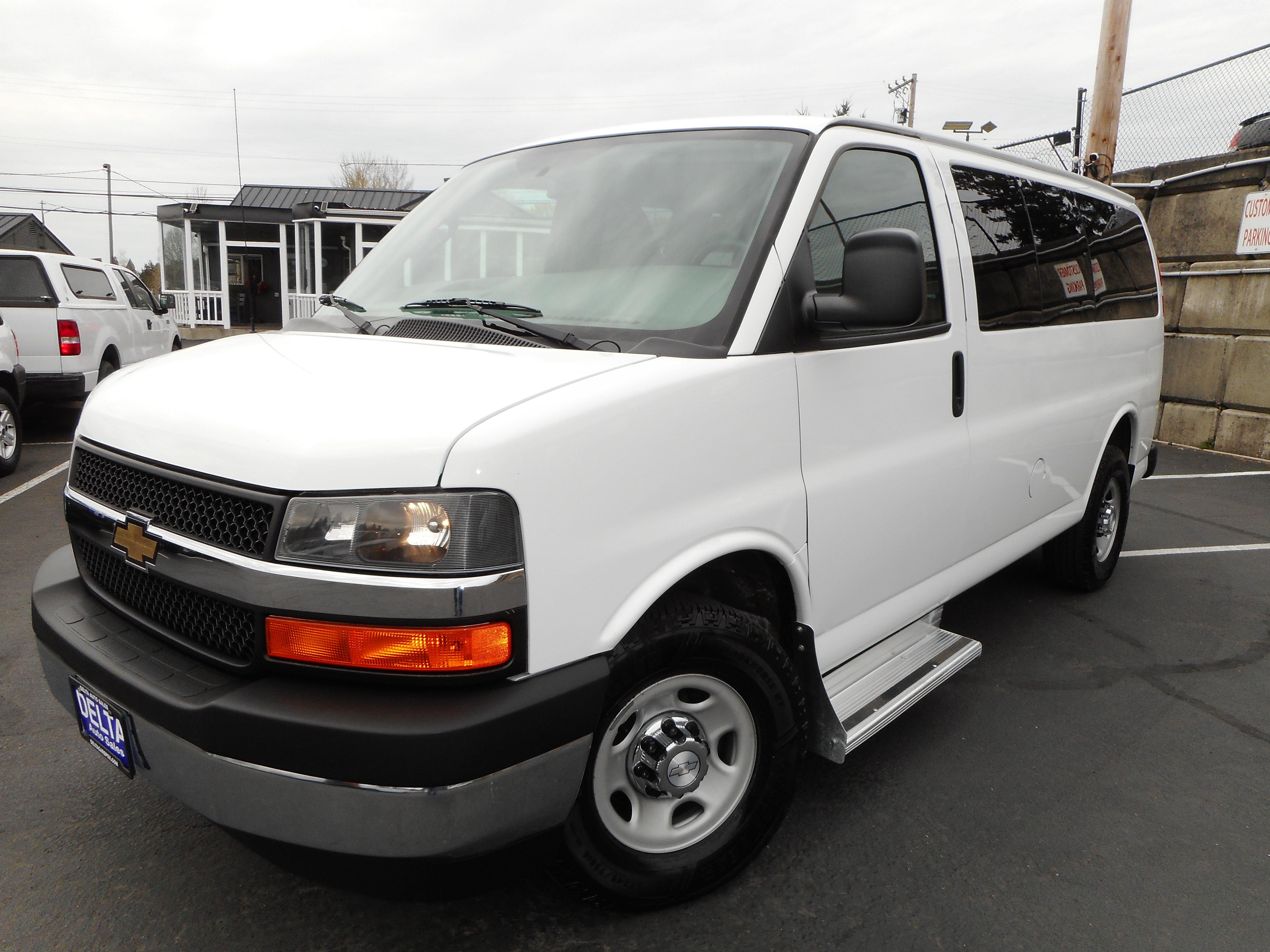 Used 2017 Chevrolet Express 3500 LT w/ LT Preferred Equipment Group RWD image 4