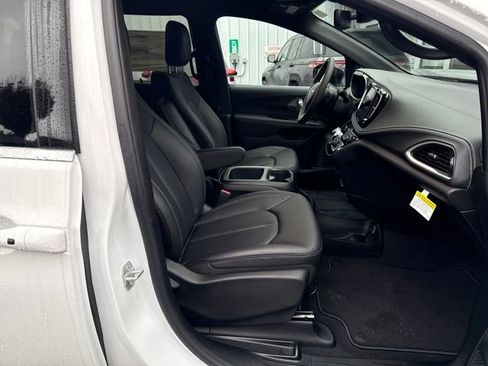 New 2026 Chrysler Pacifica Select image 9