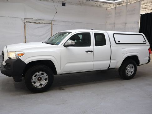 Used 2018 Toyota Tacoma SR RWD image 4
