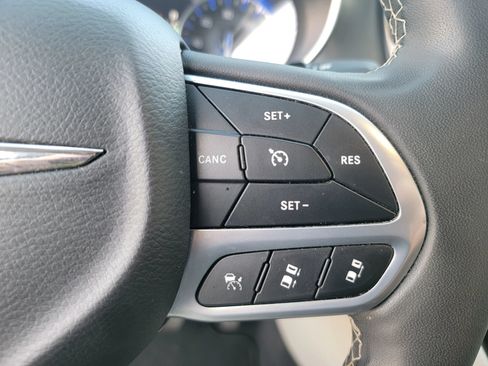 Used 2023 Chrysler Pacifica Touring-L FWD image 21
