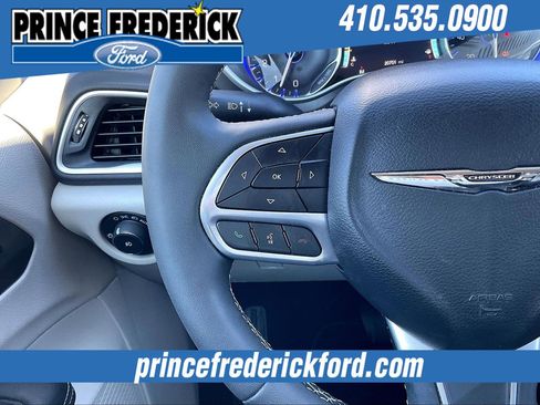 Used 2024 Chrysler Pacifica Touring-L image 16