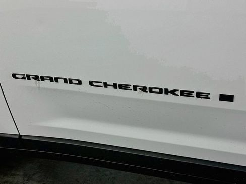 Used 2023 Jeep Grand Cherokee Limited w/ Black Appearance Package AWD/4WD image 28