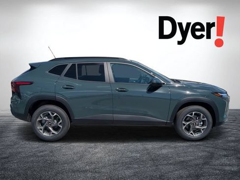 Used 2025 Chevrolet Trax LT w/ Driver Confidence Package FWD image 2