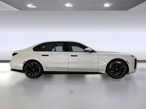 New 2025 BMW i7 xDrive60 w/ Executive Package image 7