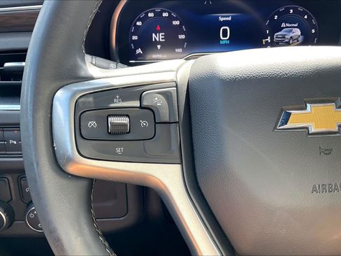 Used 2024 Chevrolet Suburban LT RWD image 18