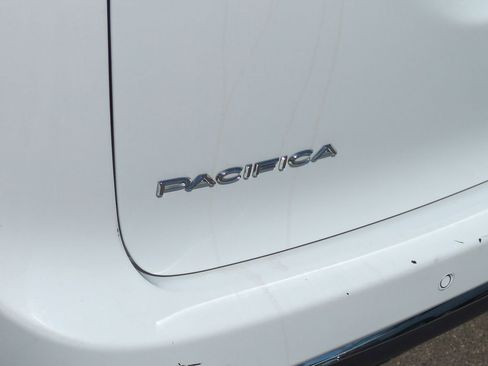 Used 2024 Chrysler Pacifica Touring-L image 29