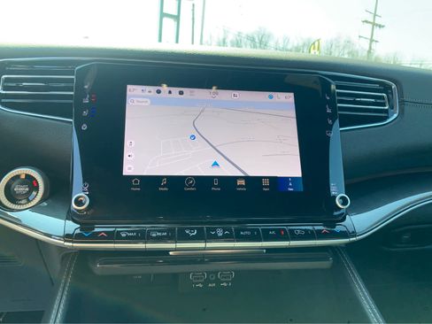 Used 2024 Jeep Wagoneer 4WD w/ Premium Group I image 18