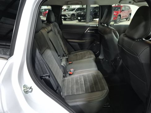 Used 2025 Mitsubishi Outlander SE AWD/4WD image 28