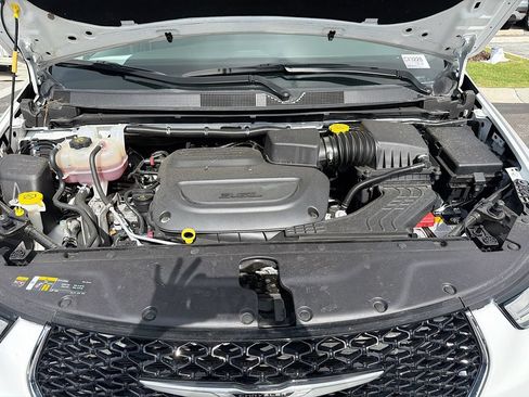 Used 2024 Chrysler Pacifica Touring-L FWD image 34