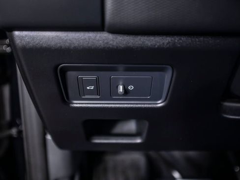 Used 2025 Land Rover Discovery Dynamic SE image 40