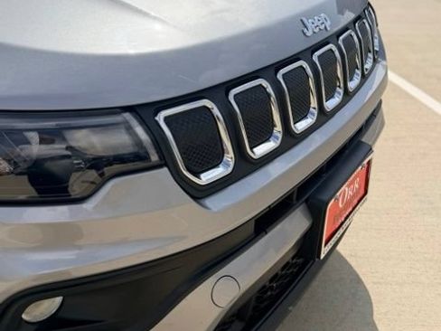 Used 2022 Jeep Compass Latitude w/ Sun and Sound Group AWD/4WD image 10