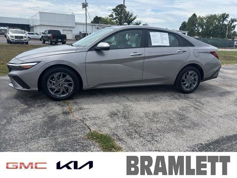 Used 2024 Hyundai Elantra SEL image 1