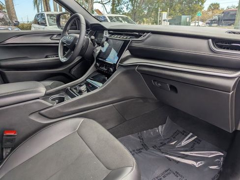 Used 2025 Jeep Grand Cherokee L Laredo image 9