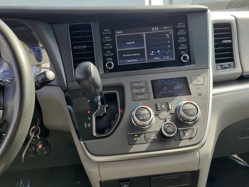 Used 2020 Toyota Sienna L w/ Carpet Mat Package FWD image 12