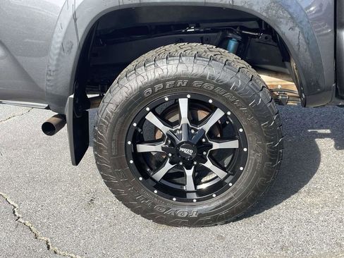 Used 2019 Toyota Tacoma TRD Off-Road AWD/4WD image 9
