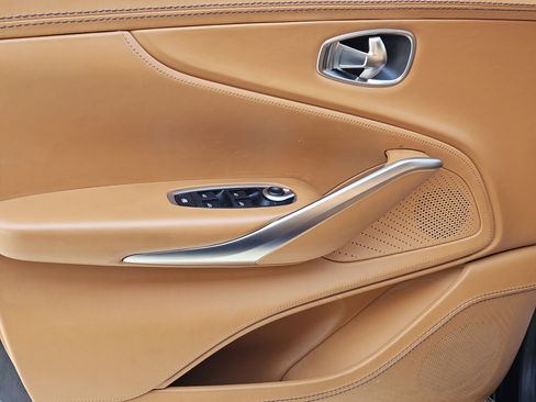 Used 2021 Aston Martin DBX image 24