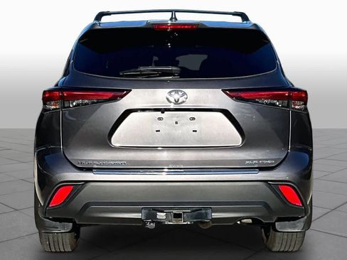 Used 2021 Toyota Highlander XLE AWD/4WD image 5